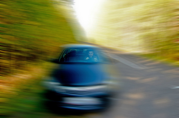 yüksek hızda arabada kişini - Fotoğraf, Görsel