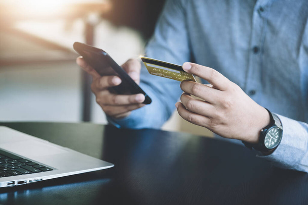 Achats en ligne et paiements sur Internet, l'homme asiatique utilise sa carte de crédit et son téléphone portable pour faire des achats en ligne ou faire des courses dans le monde numérique - Photo, image