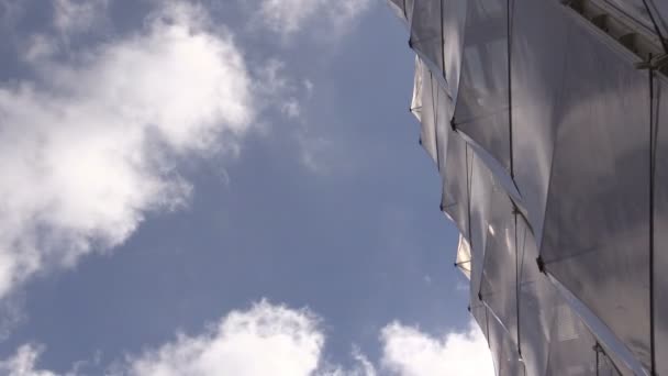 Bürogebäude gegen den Himmel in Hamburg - Filmmaterial, Video