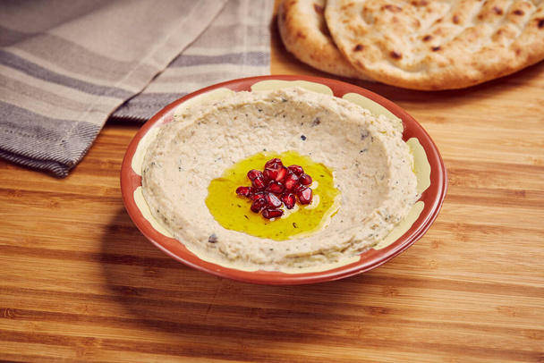 Mutable avec pain servi dans un plat isolé sur la table vue de côté de la nourriture du Moyen-Orient - Photo, image