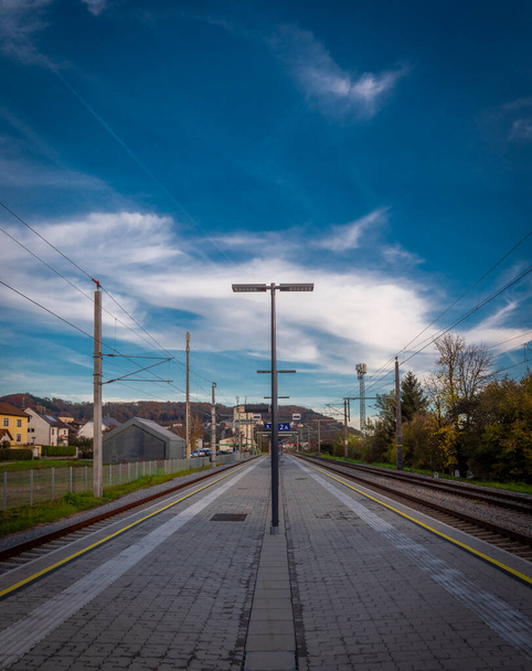 Koyu mavi gökyüzü ve sonbahar renklerinde platformuyla Steyregg İstasyonu - Fotoğraf, Görsel