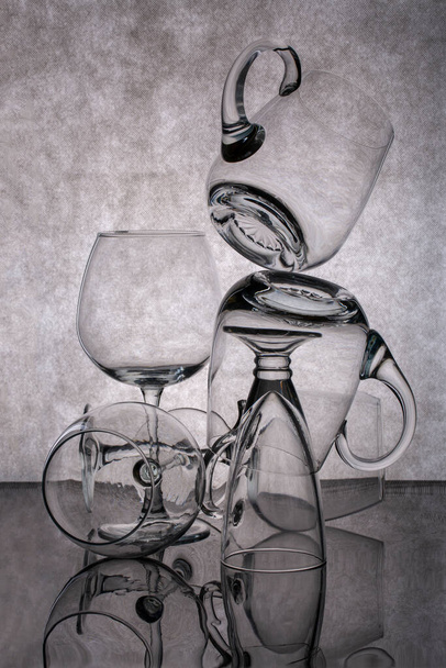 Натюрморт з порожніми скляними горщиками на сірому фоні
 - Фото, зображення