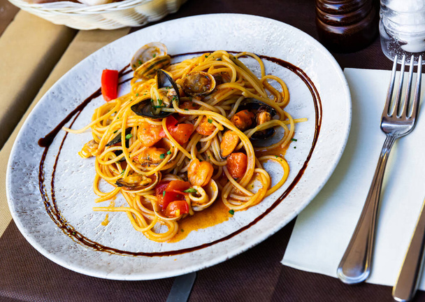 Delicious seafood spaghetti with shrimps, clams and vegetable sauce. Traditional Italian cuisine.. - Valokuva, kuva