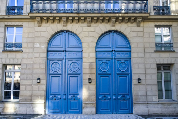 パリ、 2つの古代の木製のドア、豪華な地区の美しいファサード、 7 e地区のrue Saint-Dominic - 写真・画像