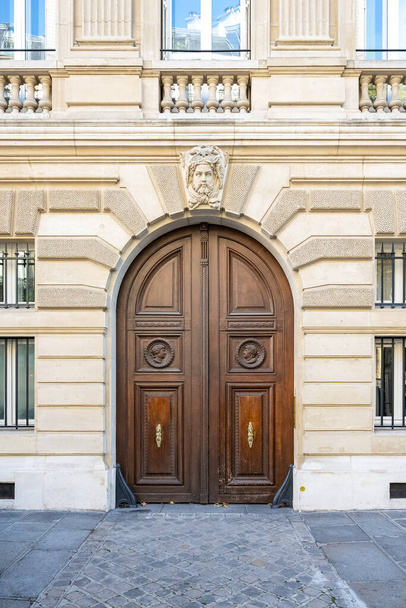 パリ、古代のドア、豪華な地区の美しいファサード、 rue Saint-Dominic 、 7e地区 - 写真・画像