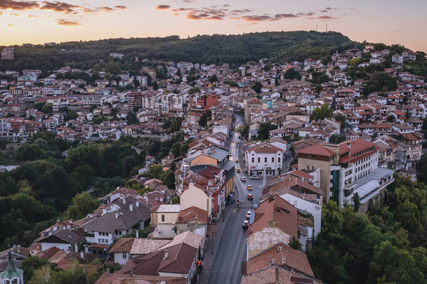 Drone aéreo foto del casco antiguo de Veliko Tarnovo ciudad, Bulgaria - Foto, imagen