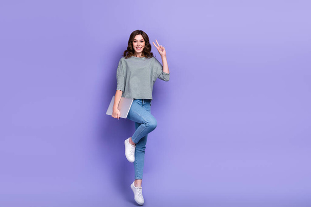 Full length photo of positive lady wear trendy clothes hand v-sign recommend modern device empty space isolated on purple color background. - Fotografie, Obrázek