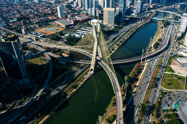 Puente colgante. Puente de cable en el mundo. Sao Paulo, Brasil, América del Sur
. - Foto, Imagen