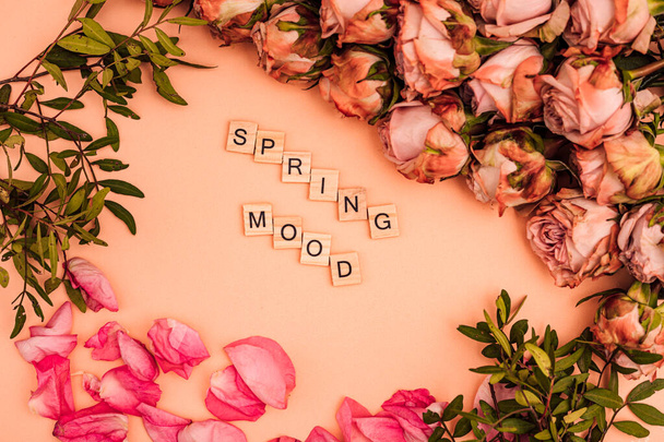 Las rosas anaranjadas están dispuestas sobre un fondo monocromático. Humor de primavera. Foto de alta calidad - Foto, Imagen