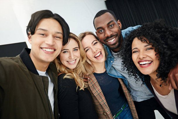 El equipo más feliz del mundo. Retrato de un grupo de jóvenes colegas felices y diversos que trabajan juntos en una oficina moderna - Foto, imagen