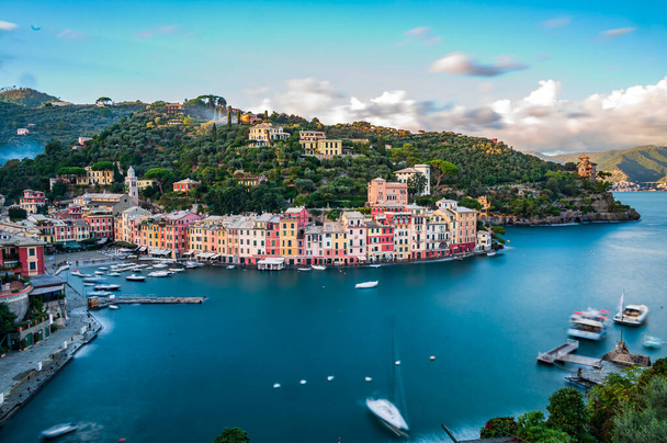 Widok na stare miasto Portofino, światowej sławy starożytnej miejscowości morskiej w Riwierze Włoskiej - Zdjęcie, obraz