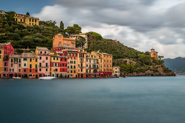 Vista del casco antiguo de Portofino, famoso pueblo marítimo antiguo en la Riviera italiana - Foto, Imagen