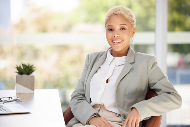 Mujer de negocios, retrato y feliz trabajando en una empresa de publicidad corporativa con visión y motivación para el crecimiento profesional. Mujer negra, empleado y sonrisa para el éxito en la comercialización y el orgullo en el trabajo. - Foto, imagen