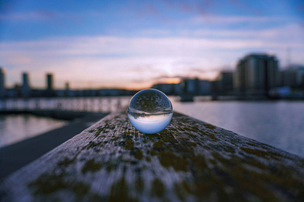 Gros plan de boule de cristal sur poteau en bois contre le ciel - Photo, image