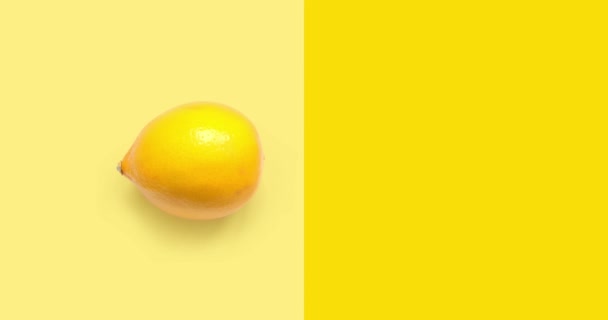 Δημιουργικό animation φτιαγμένο από λεμόνι γεμάτο και ξεφλουδισμένο στο κίτρινο φόντο. Η έννοια των τροφίμων.  - Πλάνα, βίντεο