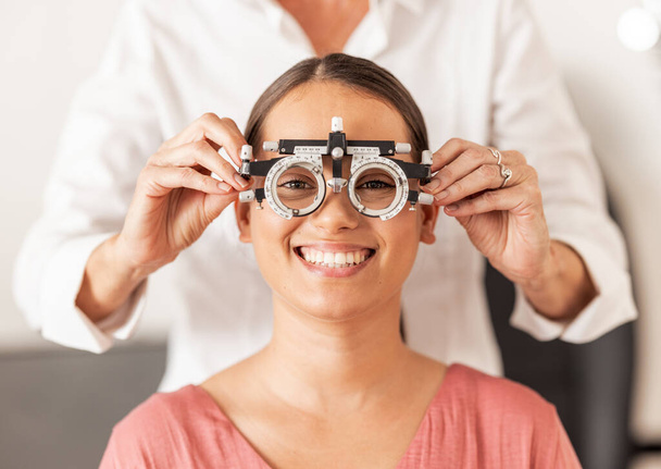 Οφθαλμολογική εξέταση, όραση και οπτομετρία με μια πελάτισσα να δοκιμάζει τα μάτια της κατά τη διάρκεια ραντεβού με οπτικό. Ασφάλιση, παροχή συμβουλών και γυαλιά με μια γυναίκα ασθενή σε μια εξέταση για τους φακούς συνταγή. - Φωτογραφία, εικόνα