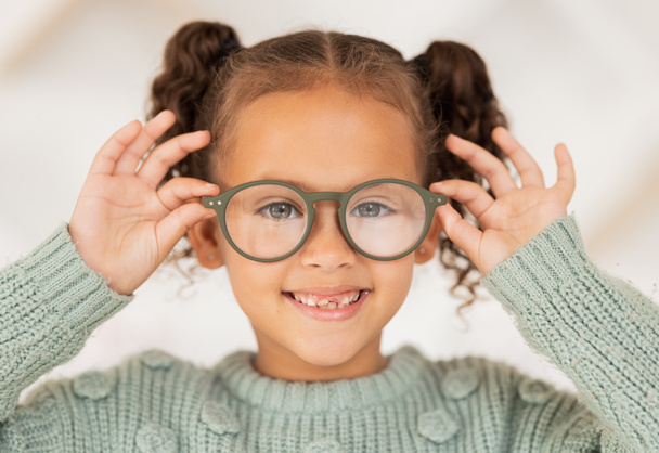 Visión, cuidado ocular y retrato de niño con gafas para atención médica óptica, soporte para la vista y gafas graduadas de prueba. Tienda de optometría, elección de venta al por menor y feliz chica joven probándose el marco de la lente. - Foto, imagen
