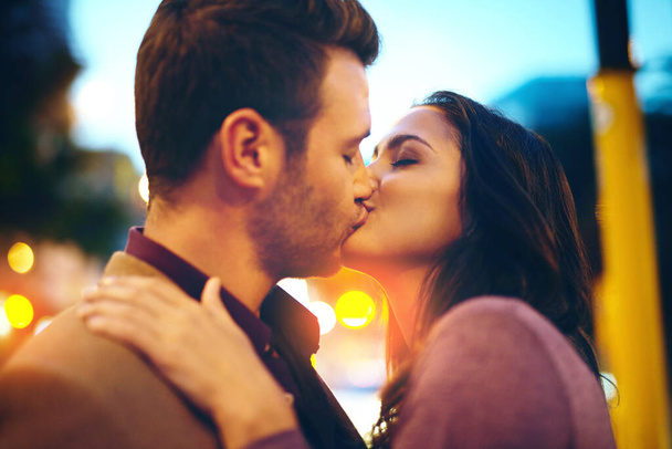 Compartiendo un beso profundo e íntimo. una pareja joven cariñosa besándose en una cita en la ciudad - Foto, imagen