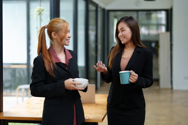 Ritratto di una donna d'affari asiatica consulente, avviare un piano di marketing per soddisfare le esigenze dei clienti in ufficio - Foto, immagini
