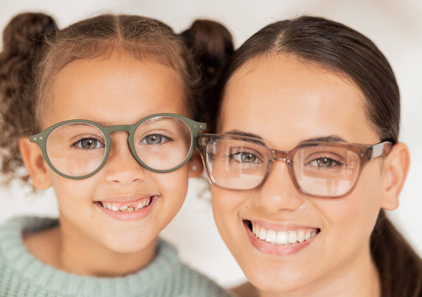 Göz doktoru, anne ve çocuğun gözlükleriyle gülümseyen portresi. Aile, sağlık ve optik görüş, göz bakımı ve göz tedavisiyle ilgili reçeteli gözlüklü bir kız.. - Fotoğraf, Görsel