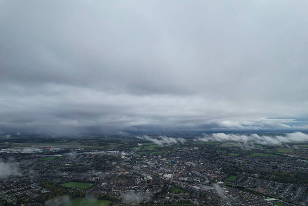 Beautiful and Dramatic Clouds over British City - Foto, Imagen