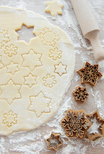 Top view of ingredients for cooking Christmas gingerbread cookies. Preparation of gingerbread festive cookies - Foto, Imagem