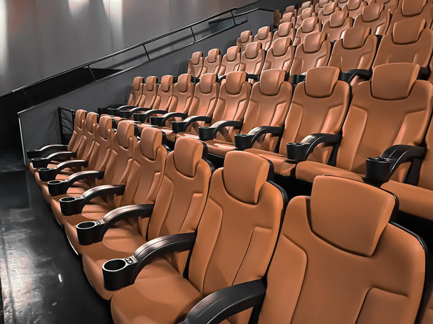 シネマとエンターテイメント、テレビ番組ストリーミングサービスと映画産業の生産ブランディングのための空の茶色の映画館の座席 - 写真・画像
