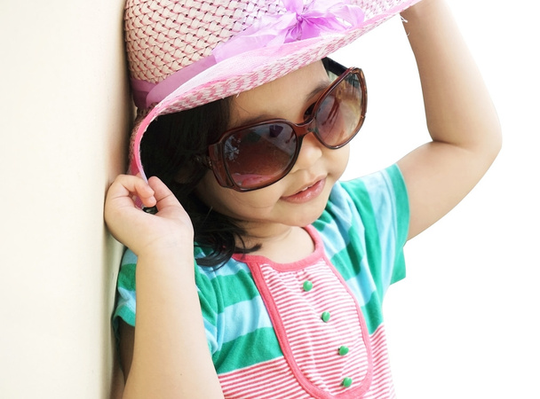 Muotokuva ihana tyttö yllään vaaleanpunainen mekko, hattu ja lasit eristetty valkoisella taustalla
 - Valokuva, kuva