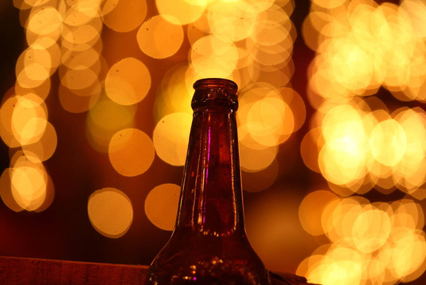 Пивна пляшка в барі
 - Фото, зображення
