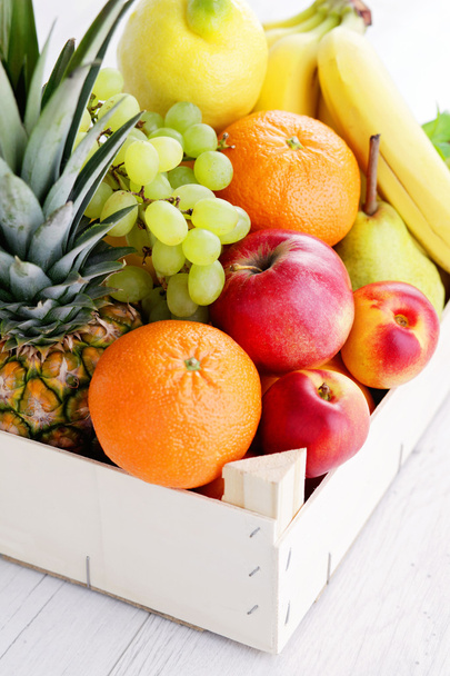 Коробка повна свіжих фруктів
 - Фото, зображення