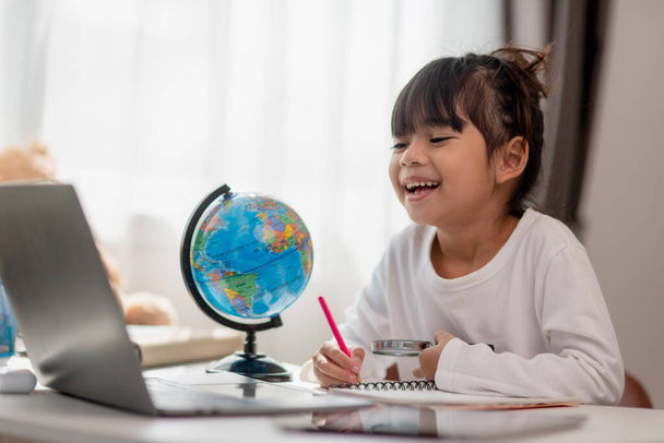 Азійська дівчинка вивчає глобальну модель, концепцію збереження світу і навчання за допомогою ігрової діяльності для дітей вдома.. - Фото, зображення