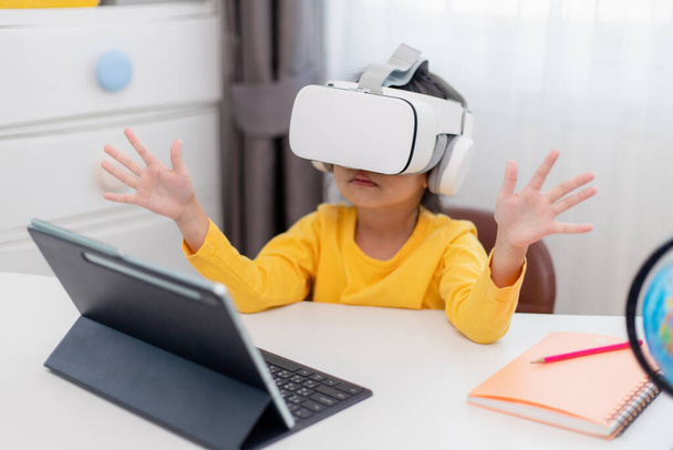 Ázsiai gyermek virtuális valósággal, VR, Kid Exploring Digitális virtuális világ VR szemüveg. - Fotó, kép