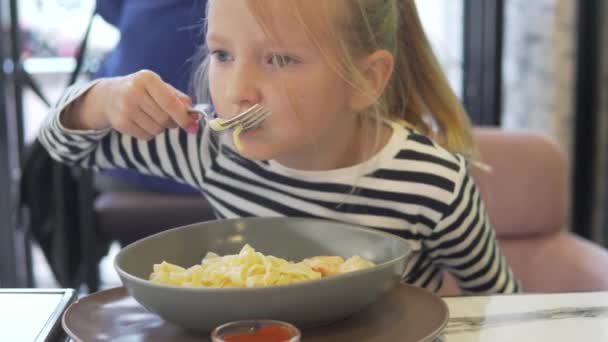 お腹を空かせた子供は、レストランで夏にケチャップとチューインガムで自家製パスタを食べる. - 映像、動画