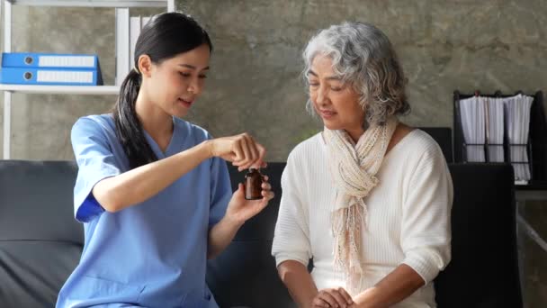 Krankenschwester zu Hause, Physiotherapie mit erwachsener Seniorin zu Hause. - Filmmaterial, Video