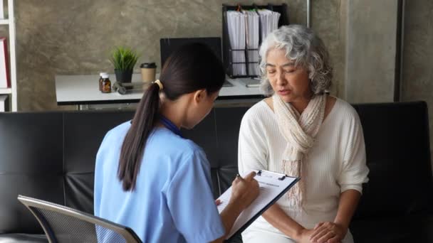 Thuis gezondheidszorg verpleegkundige, fysiotherapie met oudere volwassen vrouw thuis. - Video