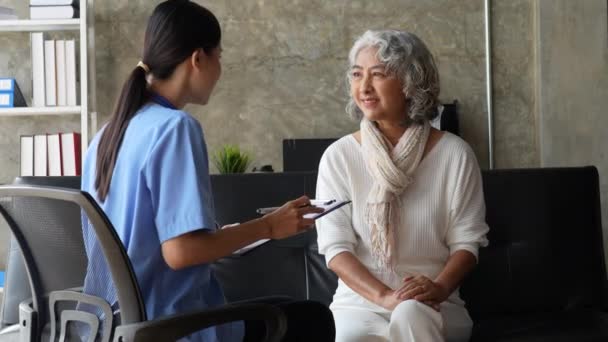Infirmière en soins à domicile, physiothérapie avec une femme adulte âgée à domicile. - Séquence, vidéo