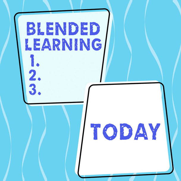 ブレンド学習を表示する記号、オンライン教育と伝統的な教室のレッスンを組み合わせた上で書かれた言葉 - 写真・画像