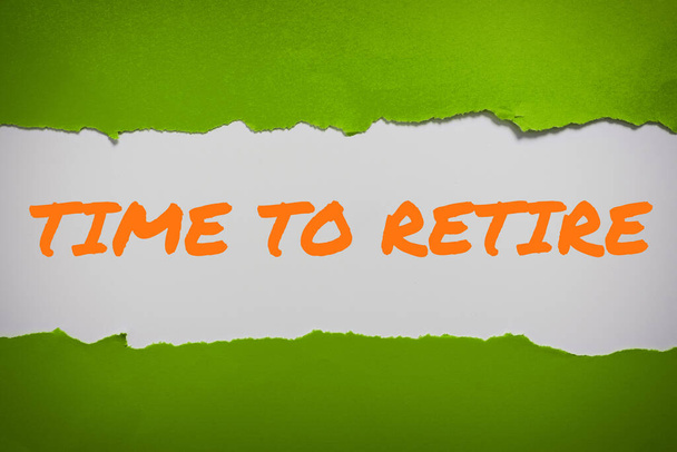 Τίτλος κειμένου που παρουσιάζει το Time To Retire, Concept που σημαίνει τραπεζικό λογαριασμό αποταμίευσης, ασφάλιση και συνταξιοδοτικό σχεδιασμό - Φωτογραφία, εικόνα