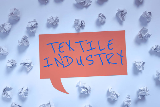 Señal de escritura a mano Industria textil, producción de fotos conceptuales y distribución de tela y ropa de hilado - Foto, imagen
