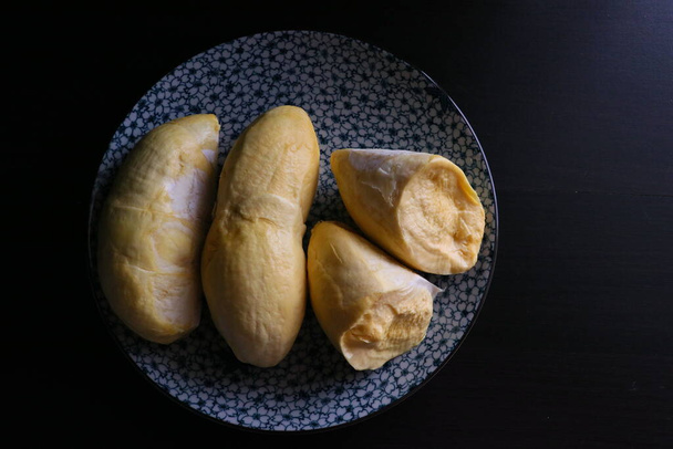pulpa de durian amarillo brillante en placa de porcelana - Foto, imagen