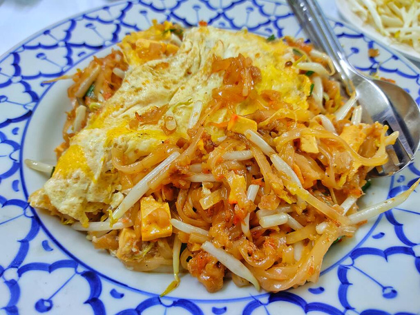 Almohadilla tailandesa, fideos de arroz frito, cocina tailandesa en plato de porcelana - Foto, Imagen