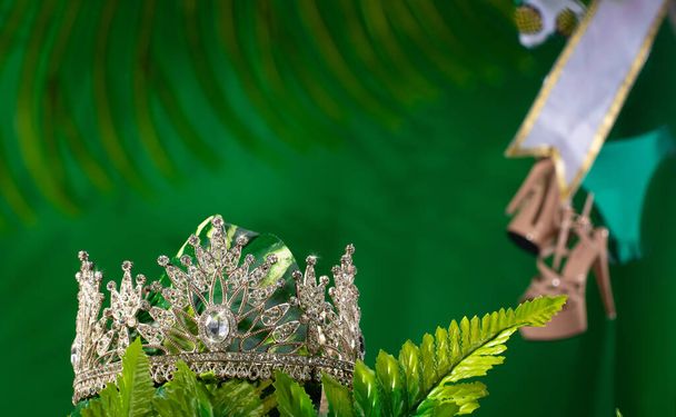 Zielony Las Diamond Crown umieścić w Jungle Woods natura pozostawia na Miss konkursu piękności i bikini szarfa zawiesić na wycieczce tle kempingu. Koncepcja zapisać piękny las naturalny - Zdjęcie, obraz