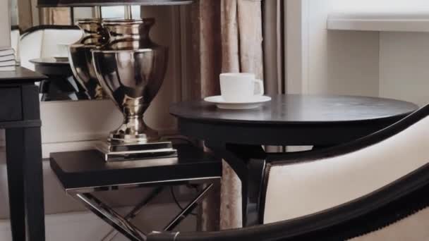 Sisustus ja sisustus, ylellinen lamppu ja sohvapöytä tyylikkäässä klassisessa tyylisessä huoneessa, huonekalut ja koristelu yksityiskohdat - Materiaali, video