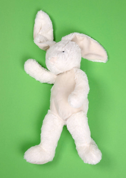 Juguete de conejo, aislado sobre fondo verde sólido - Foto, imagen