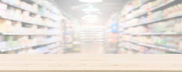 Дерев'яна стільниця з супермаркетом продуктовий магазин розмитий фон з боке світлом для відображення продукту
 - Фото, зображення