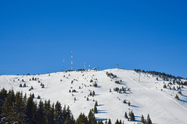 Las pistas de esquí fáciles se cierran en la montaña Kopaonik en Serbia y uno de los lugares turísticos de invierno más emocionantes de los Balcanes y de Europa del Este. - Foto, imagen