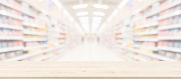 Drewniany blat stołowy z supermarketem sklep spożywczy rozmazane tło z bokeh światło do wyświetlania produktu - Zdjęcie, obraz