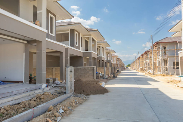 construcción residencial nueva casa en progreso en el sitio de construcción urbanización urbanización - Foto, imagen