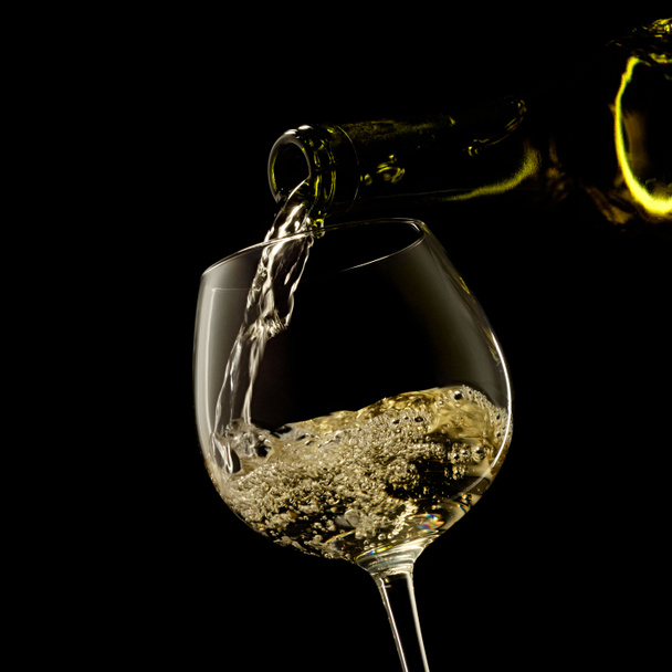 Белое вино на черном фоне
 - Фото, изображение