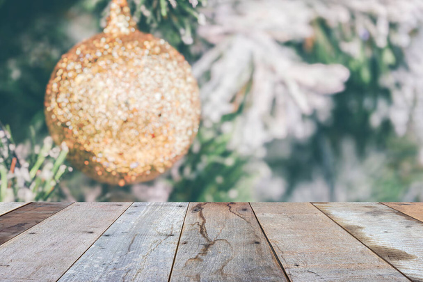 Tyhjä puinen pöytälevy hämärä joulukuusi bokeh valo tausta - Valokuva, kuva